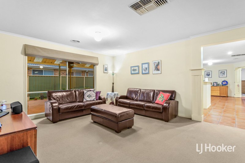 Photo - 38 Glastonbury Circuit, Point Cook VIC 3030 - Image 4