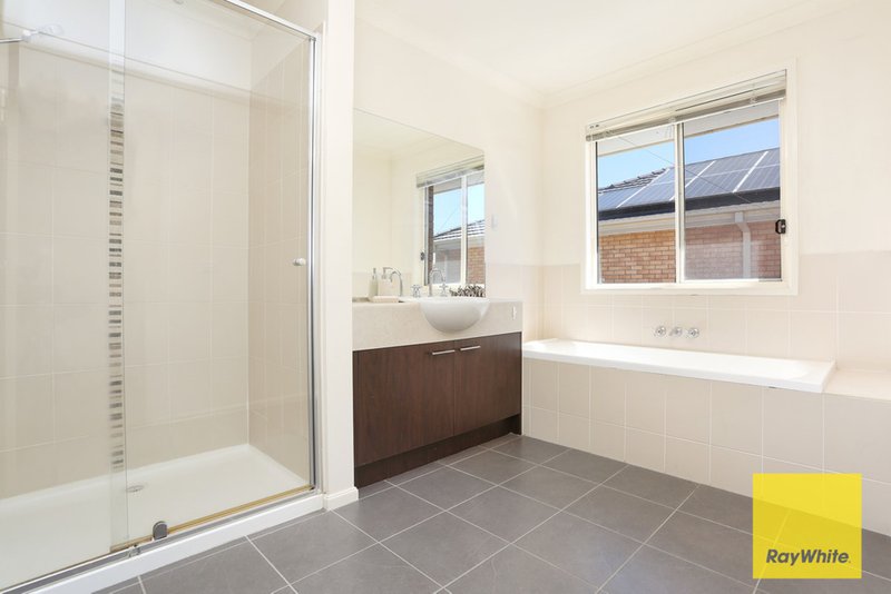 Photo - 38 Halfmoon Terrace, Point Cook VIC 3030 - Image 10