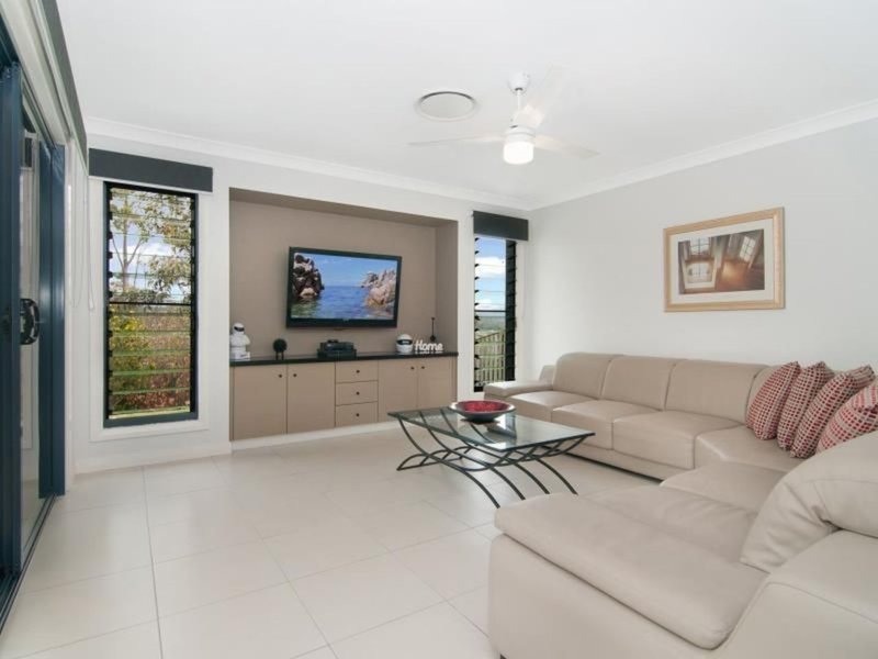 Photo - 38 Harmsworth Rd , Pacific Pines QLD 4211 - Image 9