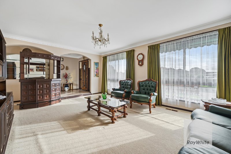 Photo - 38 Henley Drive, Gladstone Park VIC 3043 - Image 5