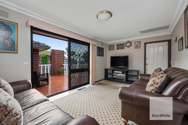 Photo - 38 Henley Drive, Gladstone Park VIC 3043 - Image 9