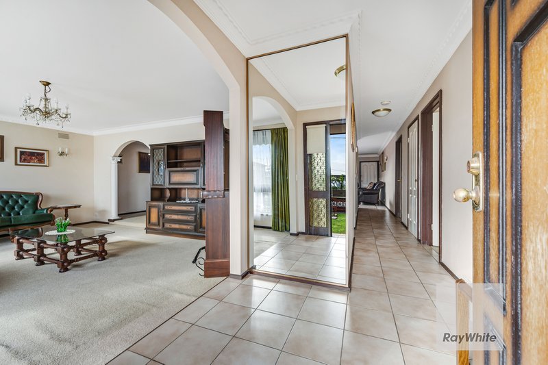 Photo - 38 Henley Drive, Gladstone Park VIC 3043 - Image 3