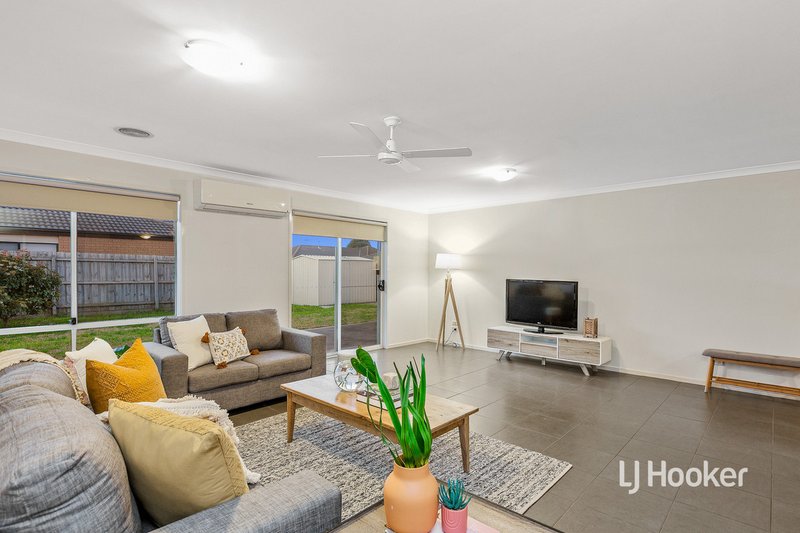 Photo - 38 Hope Way, Tarneit VIC 3029 - Image 4