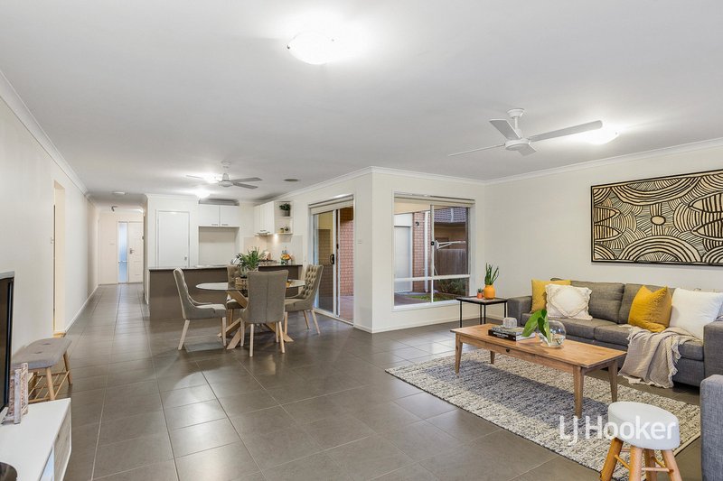 Photo - 38 Hope Way, Tarneit VIC 3029 - Image 5