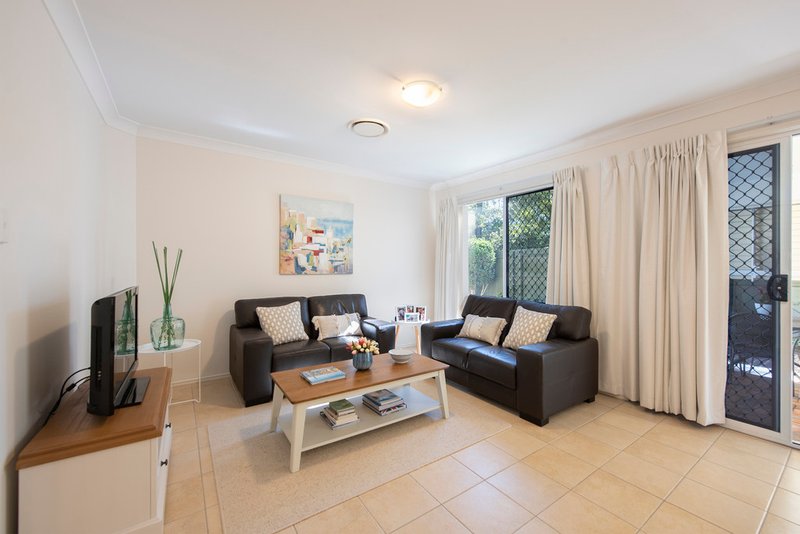 Photo - 38 Kane Crescent, Mansfield QLD 4122 - Image 3