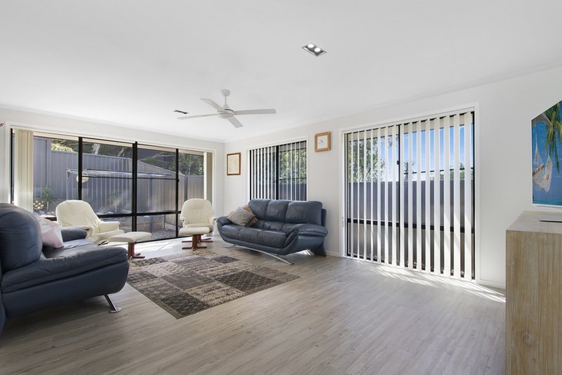 Photo - 38 Larwood Place, Ferny Hills QLD 4055 - Image 7