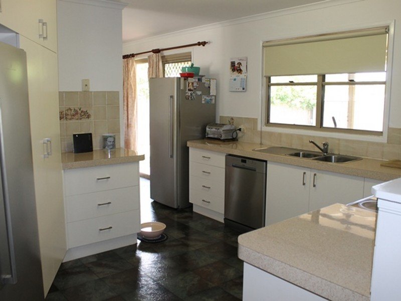 Photo - 38 Lomandra Street, Boyne Island QLD 4680 - Image 2