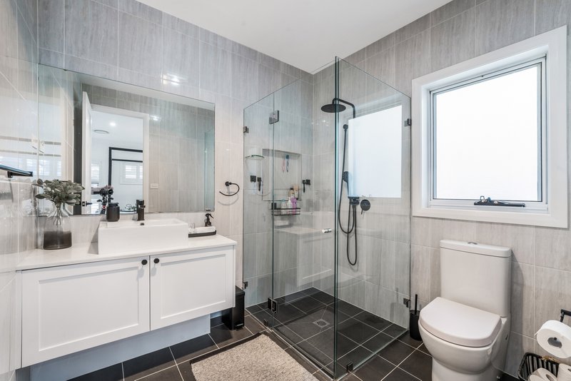 Photo - 38 Mary Wade Place, Carnes Hill NSW 2171 - Image 6