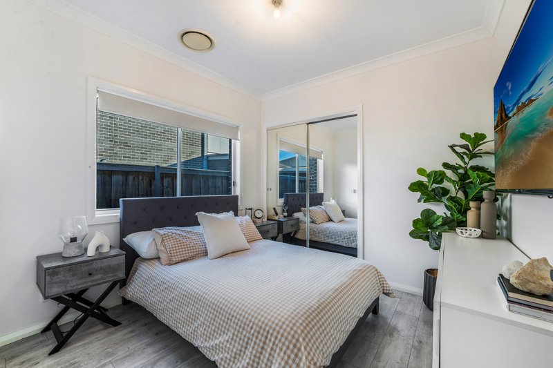 Photo - 38 Mary Wade Place, Carnes Hill NSW 2171 - Image 9