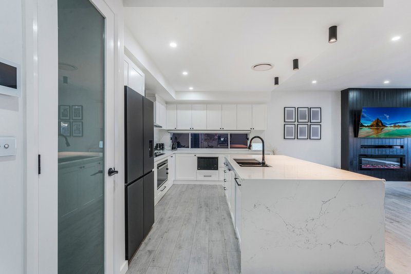 Photo - 38 Mary Wade Place, Carnes Hill NSW 2171 - Image 10