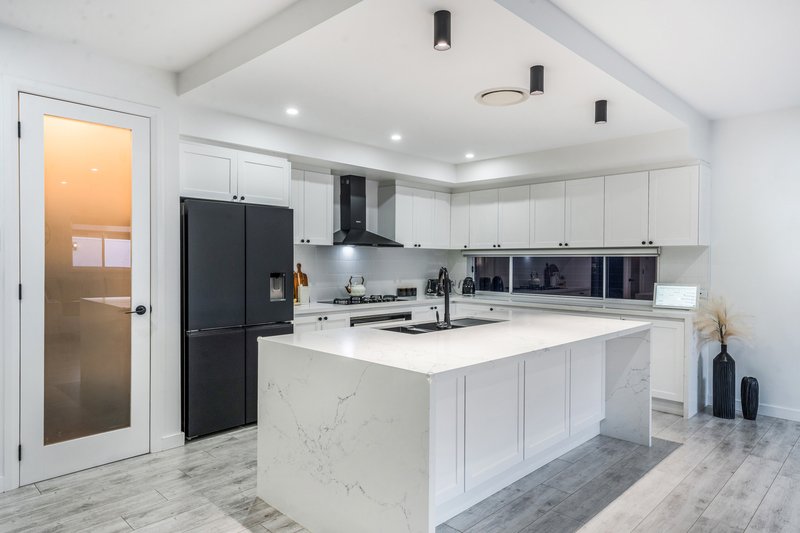 Photo - 38 Mary Wade Place, Carnes Hill NSW 2171 - Image 11