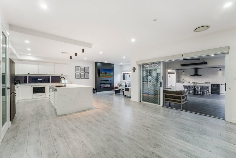 Photo - 38 Mary Wade Place, Carnes Hill NSW 2171 - Image 13