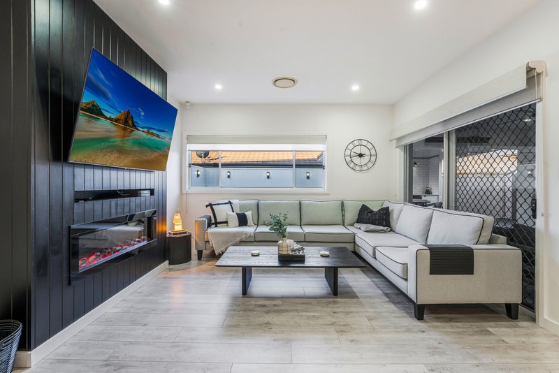 Photo - 38 Mary Wade Place, Carnes Hill NSW 2171 - Image 15