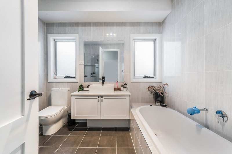 Photo - 38 Mary Wade Place, Carnes Hill NSW 2171 - Image 18