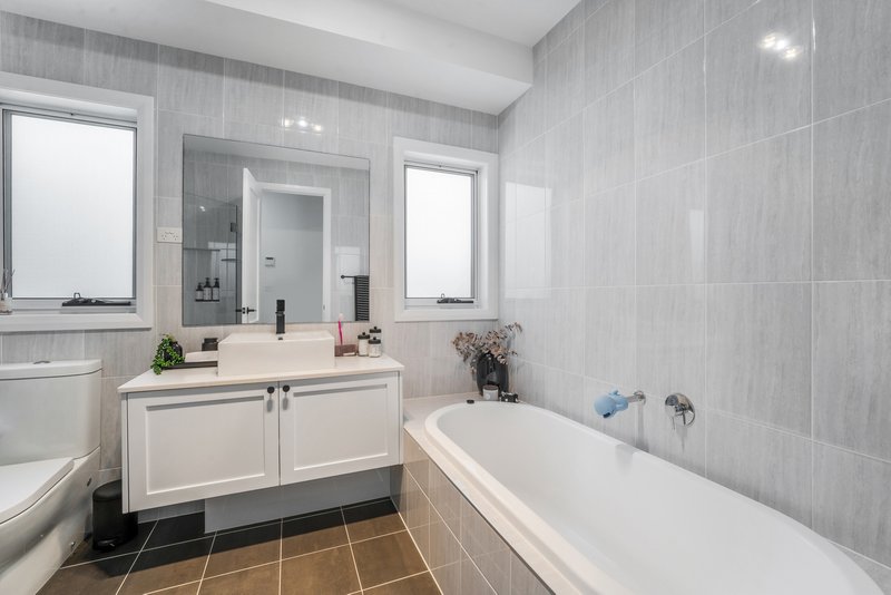 Photo - 38 Mary Wade Place, Carnes Hill NSW 2171 - Image 19