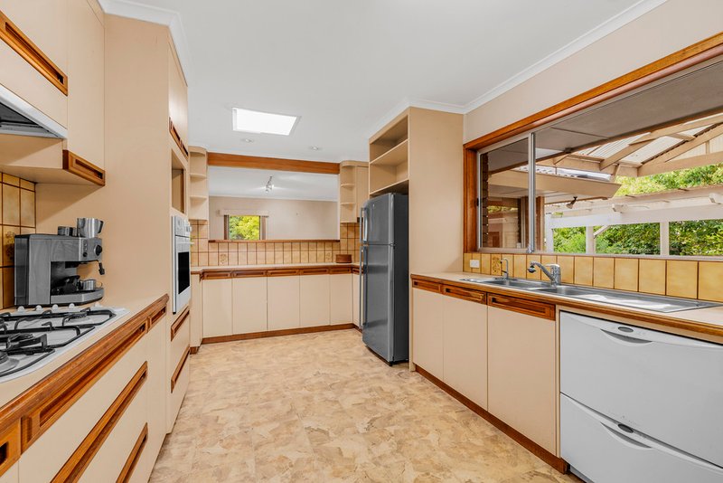 Photo - 38 Maylands Crescent, Glen Waverley VIC 3150 - Image 6