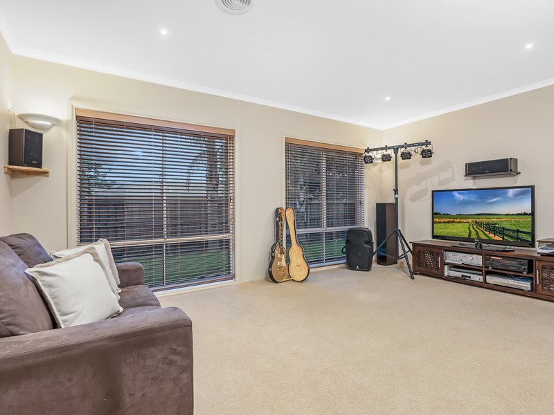 Photo - 38 Norwegian Way, Narre Warren South VIC 3805 - Image 12