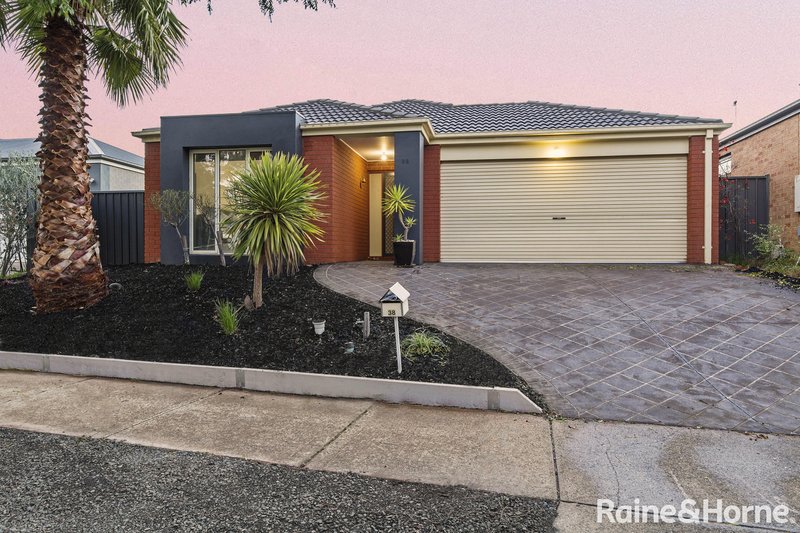 38 Olsen Retreat, Caroline Springs VIC 3023