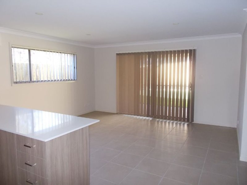 Photo - 38 Percy Earl Crescent, Pimpama QLD 4209 - Image 4