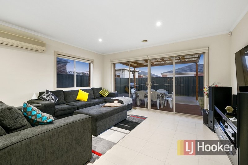 Photo - 38 Pomegranate Way, Pakenham VIC 3810 - Image 3