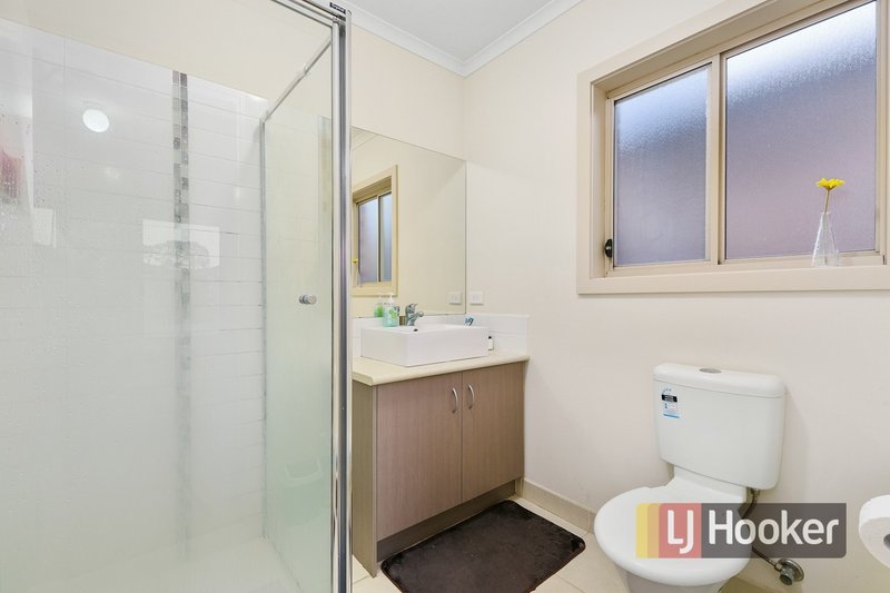 Photo - 38 Pomegranate Way, Pakenham VIC 3810 - Image 9