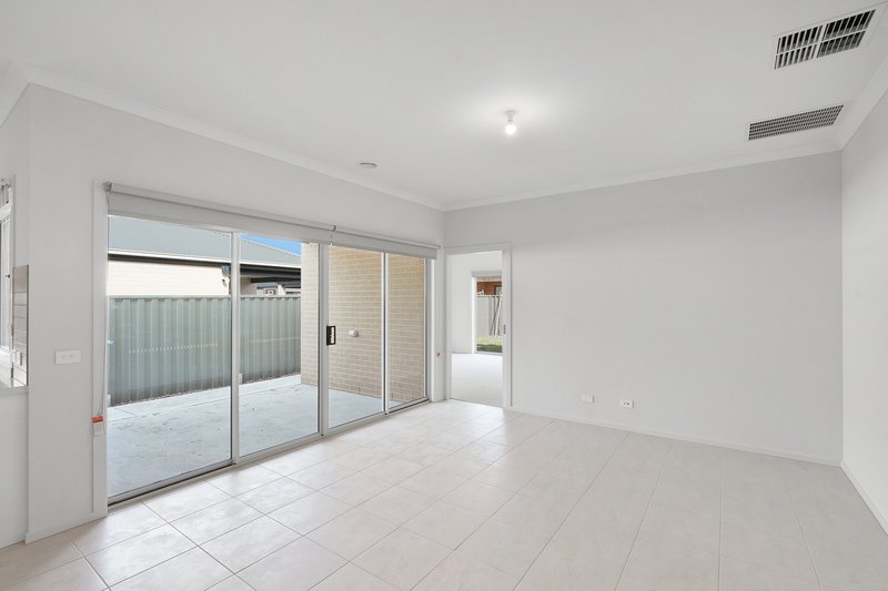 Photo - 38 Rica Road, Pakenham VIC 3810 - Image 5