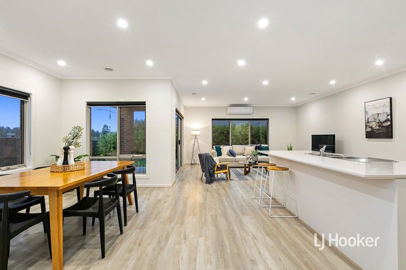 Photo - 38 Roundhay Crescent, Point Cook VIC 3030 - Image 6