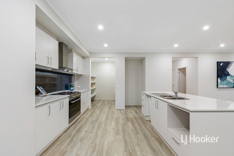 Photo - 38 Roundhay Crescent, Point Cook VIC 3030 - Image 12