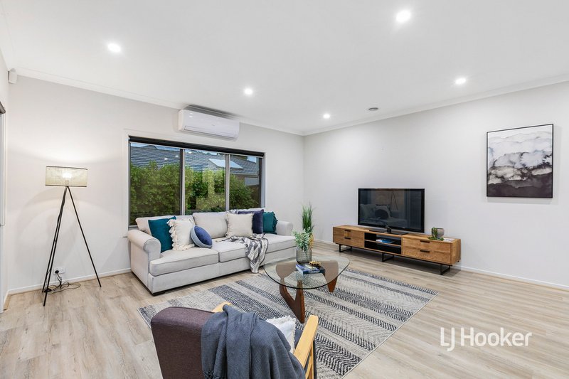 Photo - 38 Roundhay Crescent, Point Cook VIC 3030 - Image 13