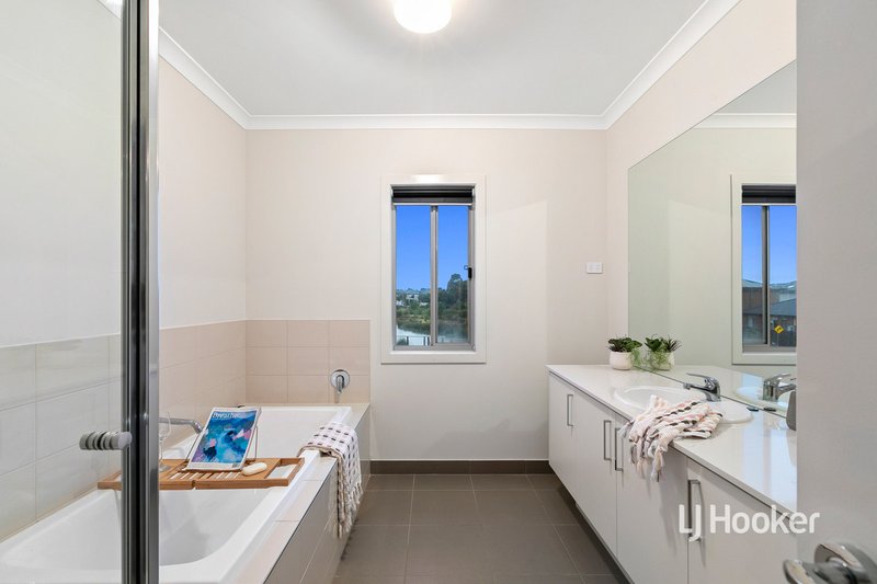 Photo - 38 Roundhay Crescent, Point Cook VIC 3030 - Image 24