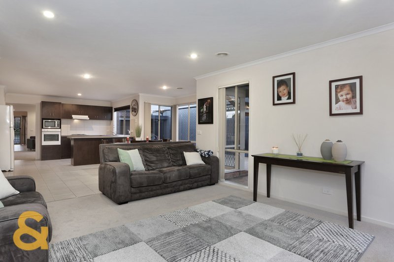 Photo - 38 Salween Crescent, Roxburgh Park VIC 3064 - Image 10