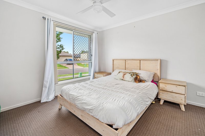Photo - 38 Sapphire Drive, Rutherford NSW 2320 - Image 4