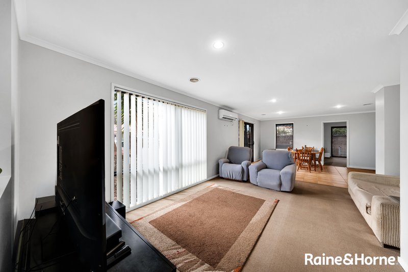 Photo - 3/8 Sherdley Green, Caroline Springs VIC 3023 - Image 3