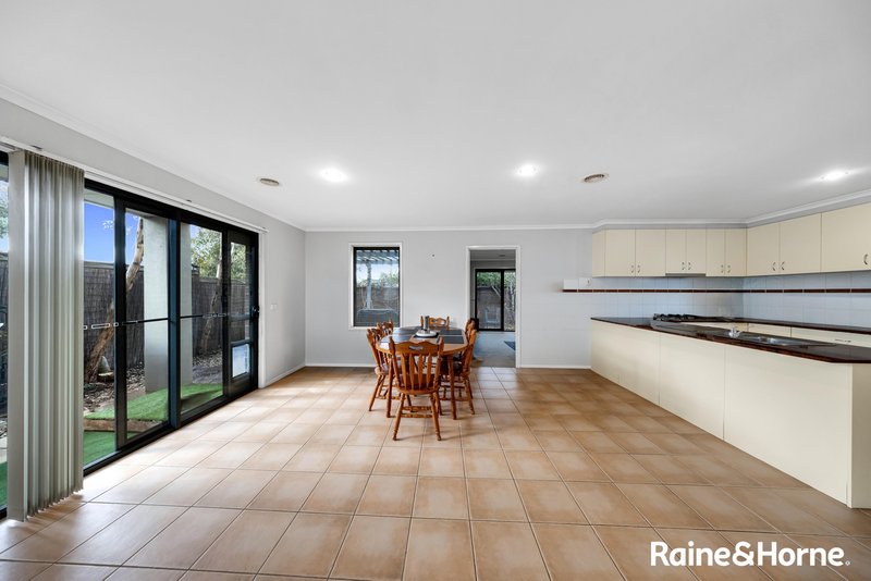 Photo - 3/8 Sherdley Green, Caroline Springs VIC 3023 - Image 4
