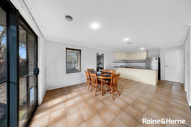 Photo - 3/8 Sherdley Green, Caroline Springs VIC 3023 - Image 5