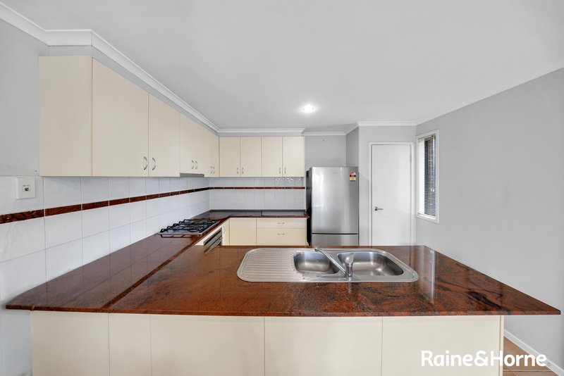 Photo - 3/8 Sherdley Green, Caroline Springs VIC 3023 - Image 6