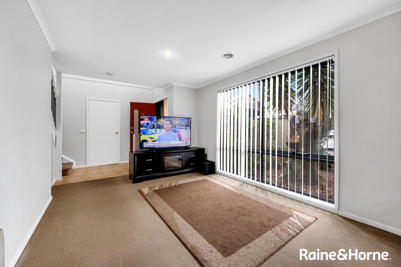 Photo - 3/8 Sherdley Green, Caroline Springs VIC 3023 - Image 10