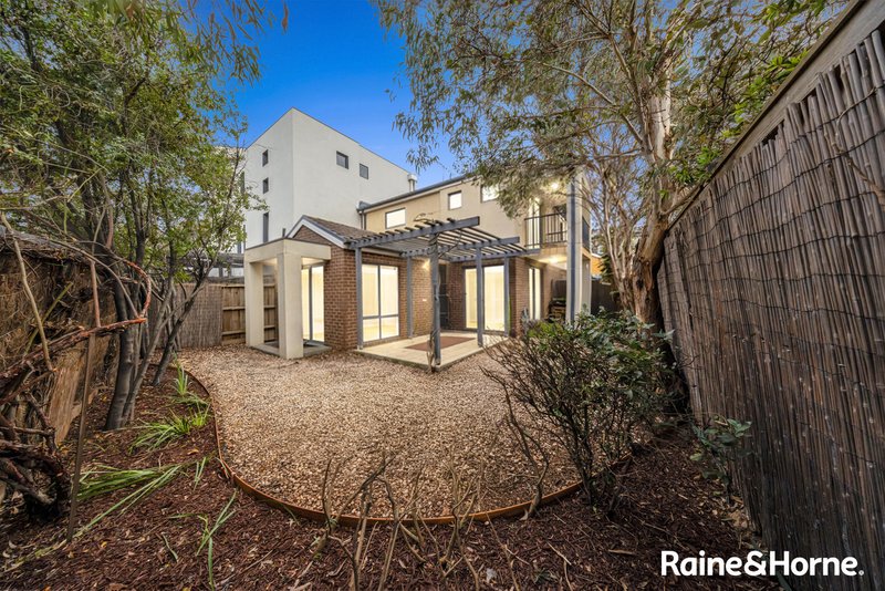 Photo - 3/8 Sherdley Green, Caroline Springs VIC 3023 - Image 11