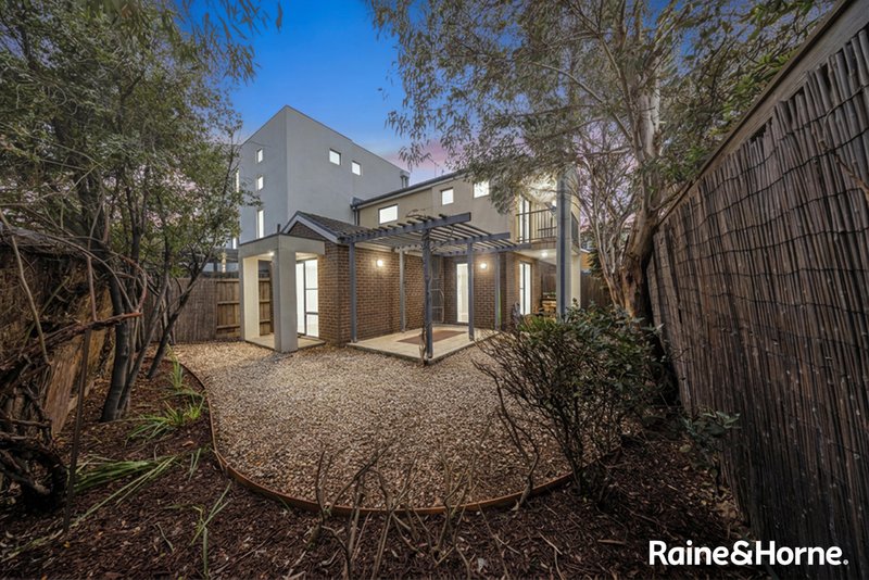 Photo - 3/8 Sherdley Green, Caroline Springs VIC 3023 - Image 12