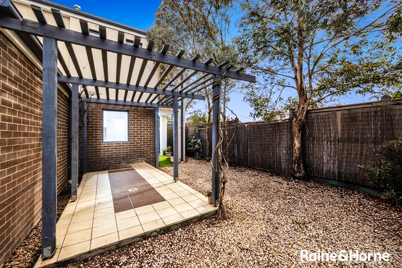 Photo - 3/8 Sherdley Green, Caroline Springs VIC 3023 - Image 13