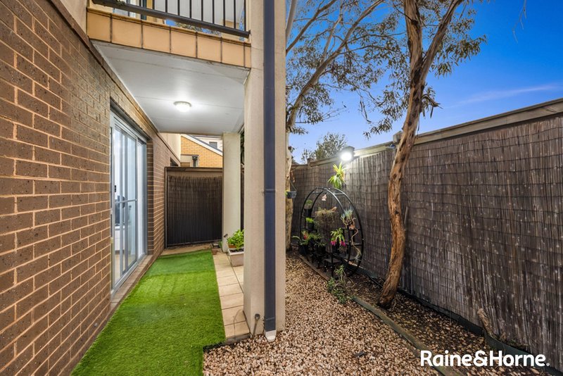 Photo - 3/8 Sherdley Green, Caroline Springs VIC 3023 - Image 14