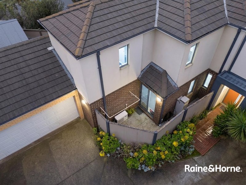 Photo - 3/8 Sherdley Green, Caroline Springs VIC 3023 - Image 21