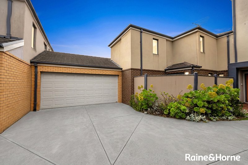 Photo - 3/8 Sherdley Green, Caroline Springs VIC 3023 - Image 22