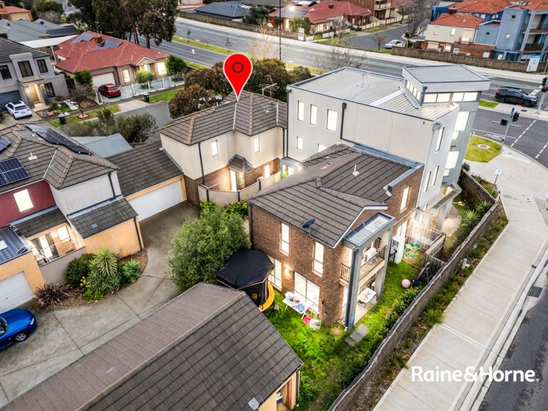 Photo - 3/8 Sherdley Green, Caroline Springs VIC 3023 - Image 24