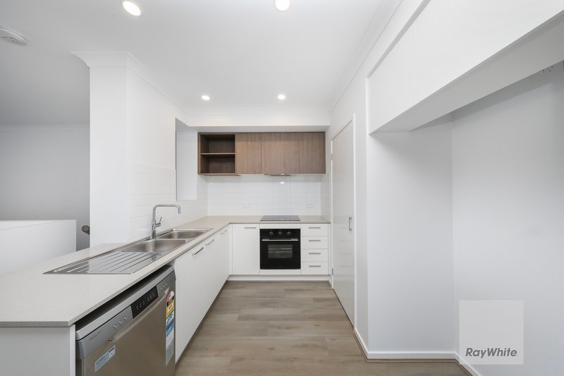 Photo - 38 Shingleback Walk, Mickleham VIC 3064 - Image 5