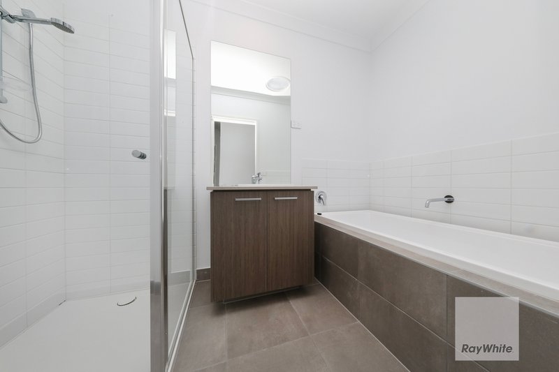 Photo - 38 Shingleback Walk, Mickleham VIC 3064 - Image 10