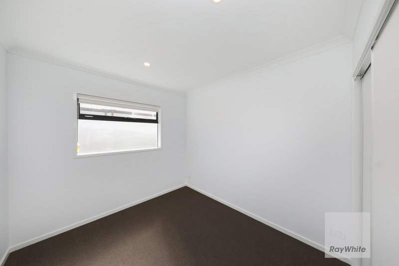 Photo - 38 Shingleback Walk, Mickleham VIC 3064 - Image 11