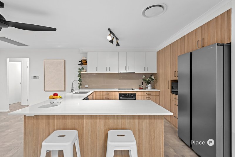 Photo - 38 Silky Oak Crescent, Carindale QLD 4152 - Image 3