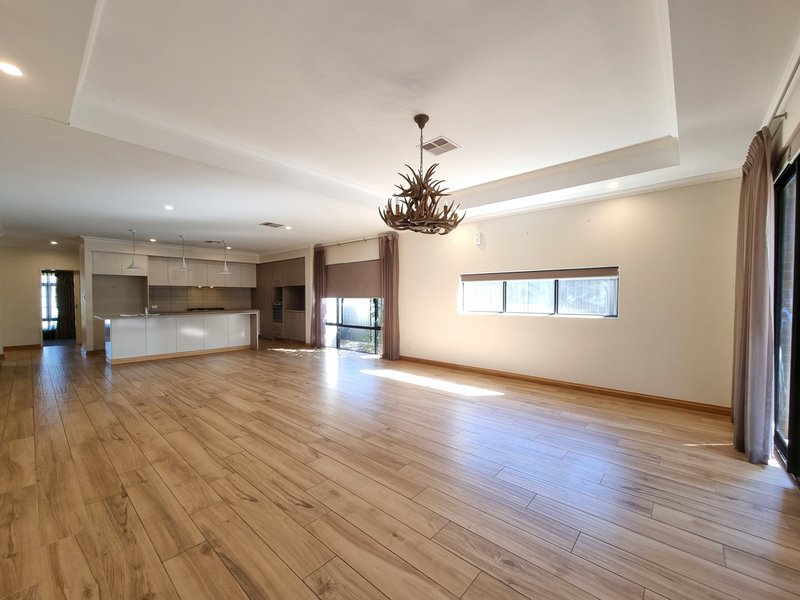 Photo - 38 Silvershot Avenue, Harrisdale WA 6112 - Image 12