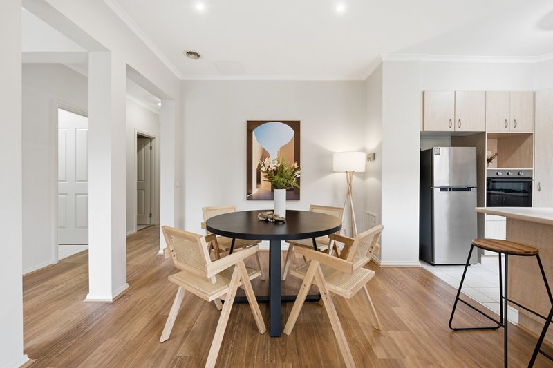 Photo - 38 St Laurent Rise, Knoxfield VIC 3180 - Image 9